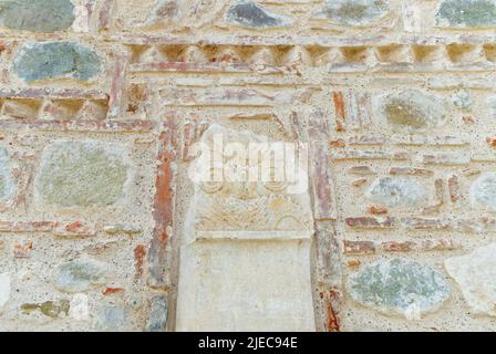 muro muratura. Affreschi, immagini di santi, la principale chiesa greco-ortodossa nella cittadina di Kalambaka. Grecia, Meteora Foto Stock