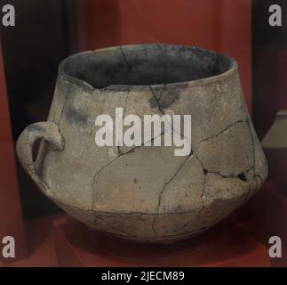 Vaso di argilla. Vaso profondo (3150-2500 a.C.). Cerchio di pietra di Xaghra. Neolitico. Xaghra, Isola di Gozo, Malta. Museo Archeologico di Gozo. Cittadella di Victoria a Gozo. Malta. Foto Stock