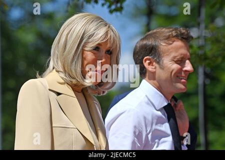 Klais, Germania. 26th giugno 2022. Emmanuel MACRON (presidente della Francia) con la moglie Brigitte. Arrivo, saluto dei Capi di Stato, 48th G7 vertice 2022 a Schloss Elmau dal 26 al 28 giugno 2022. Credit: dpa/Alamy Live News Foto Stock