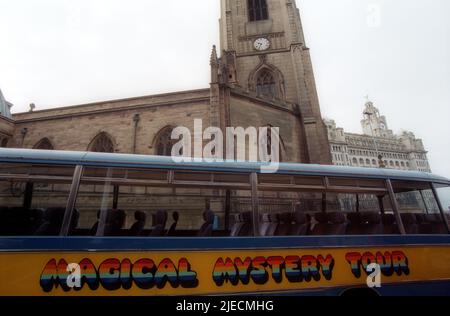 Magical Mystery tour bus parcheggiato nel centro di Liverpool Foto Stock