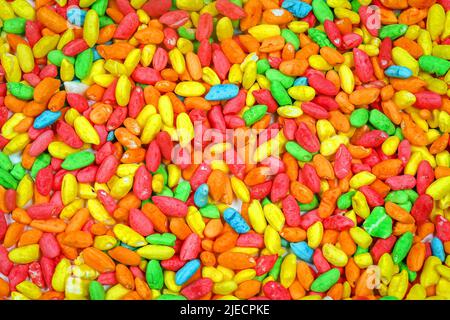 Dolce colorato esteso di riso soffiato snack motivo sfondo Foto Stock