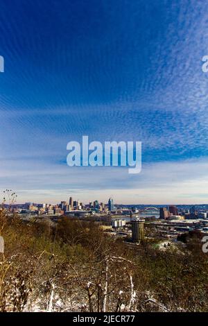 Cincinnati, Ohio visto dopo una neve leggera da Devou Park, Kentucky Foto Stock