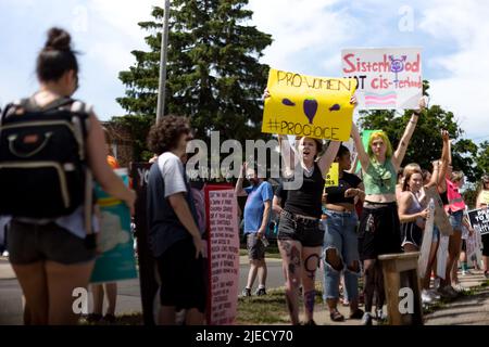 Toledo, Stati Uniti. 25th giugno 2022. I contromanifestanti tengono cartelli a favore dell'aborto e contro un circolo di preghiera anti-aborto. I manifestanti sono venuti per interrompere un raduno di preghiera che prega di porre fine all'aborto a Toledo, Ohio, sabato 25 giugno 2022. (Foto di Stephen Zenner/SOPA Images/Sipa USA) Credit: Sipa USA/Alamy Live News Foto Stock