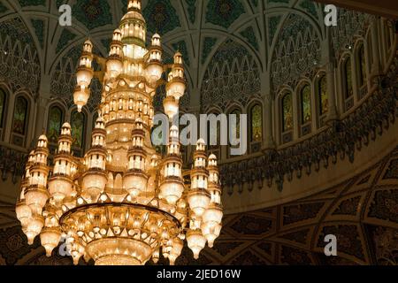 Enorme lampadario nella moschea Sultan Qaboos, Oman Foto Stock