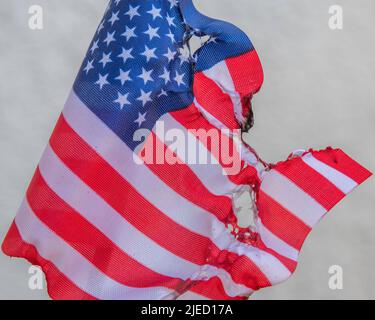 Primo piano di una bandiera americana bruciata. Foto Stock