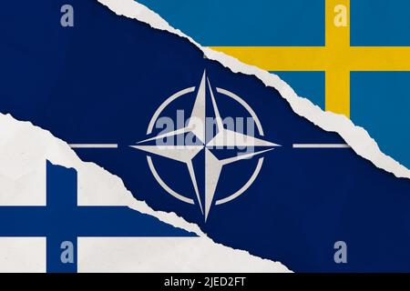 La bandiera della NATO, della Finlandia e della Svezia ha strappato la carta grunge sfondo. Astratto appartenenza alla NATO, conflitti politici, concetto di guerra trama sfondo Foto Stock