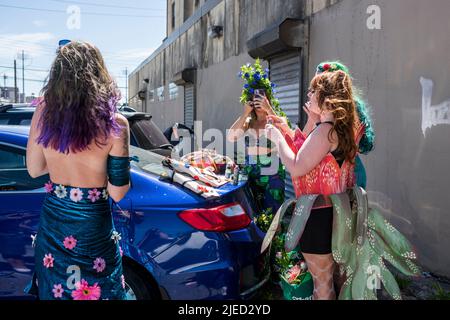 Brooklyn, New York - 18 giugno 2022: La Parata annuale della Sirenetta 40th, Coney Island. Foto Stock