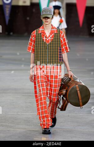 Parigi, Francia. 26th giugno 2022. Un modello presenta una creazione della collezione Primavera/Estate 2023 di KENZO durante la settimana della moda maschile a Parigi, Francia, il 26 giugno 2022. Credit: Piero Biasion/Xinhua/Alamy Live News Foto Stock