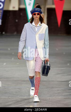 Parigi, Francia. 26th giugno 2022. Un modello presenta una creazione della collezione Primavera/Estate 2023 di KENZO durante la settimana della moda maschile a Parigi, Francia, il 26 giugno 2022. Credit: Piero Biasion/Xinhua/Alamy Live News Foto Stock