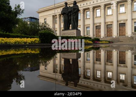 Sofia, Sofia, Bulgaria. 26th giugno 2022. La Biblioteca Nazionale bulgara, riflessa in una pozza d'acqua, nella capitale Sofia. (Credit Image: © Matias Basualdo/ZUMA Press Wire) Foto Stock
