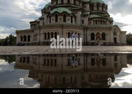 Sofia, Sofia, Bulgaria. 26th giugno 2022. Un gruppo di persone cammina di fronte alla cattedrale Alexander Nevsky al tramonto, nella città di Sofia, Bulgaria. (Credit Image: © Matias Basualdo/ZUMA Press Wire) Foto Stock