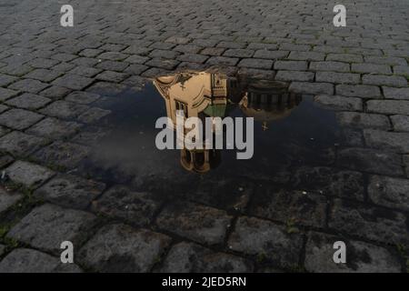 Sofia, Sofia, Bulgaria. 26th giugno 2022. La cattedrale Alexander Nevsky si riflette in una pozza d'acqua sulla strada, nella città di Sofia, Bulgaria. (Credit Image: © Matias Basualdo/ZUMA Press Wire) Foto Stock