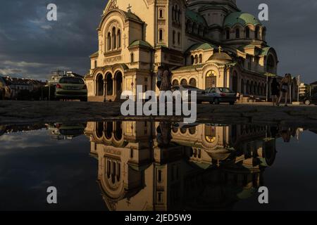 Sofia, Sofia, Bulgaria. 26th giugno 2022. La Cattedrale Alexander Nevsky si riflette in una piscina d'acqua, nella città di Sofia, Bulgaria. (Credit Image: © Matias Basualdo/ZUMA Press Wire) Foto Stock