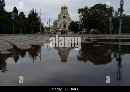 Sofia, Sofia, Bulgaria. 26th giugno 2022. La Cattedrale Alexander Nevsky si riflette in una piscina d'acqua, nella città di Sofia, Bulgaria. (Credit Image: © Matias Basualdo/ZUMA Press Wire) Foto Stock