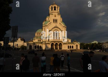 Sofia, Sofia, Bulgaria. 26th giugno 2022. I turisti scattano foto con la cattedrale Alexander Nevsky sullo sfondo, nella città di Sofia, Bulgaria. (Credit Image: © Matias Basualdo/ZUMA Press Wire) Foto Stock