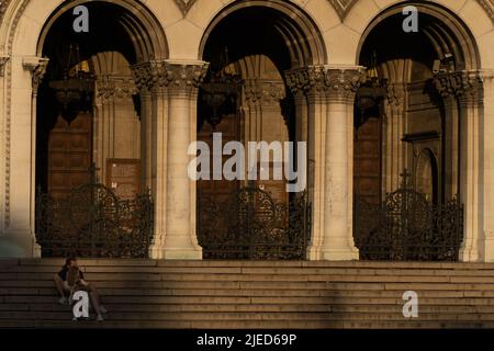 Sofia, Sofia, Bulgaria. 26th giugno 2022. Una famiglia guarda il tramonto dai gradini della cattedrale Alexander Nevsky nella città di Sofia, Bulgaria. (Credit Image: © Matias Basualdo/ZUMA Press Wire) Foto Stock