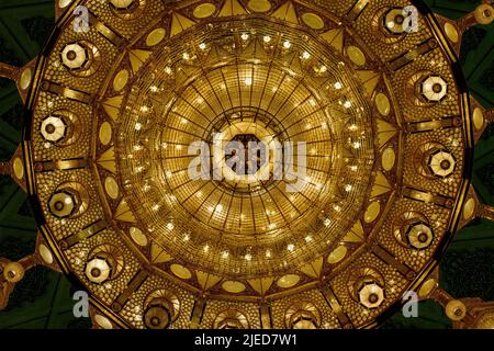 Enorme lampadario nella moschea Sultan Qaboos, Oman Foto Stock