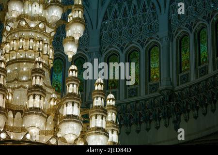 Enorme lampadario nella moschea Sultan Qaboos, Oman Foto Stock