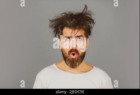 Divertente e pazzo. Uomo bearded con i capelli disordinati. Concetto di barbiere. Barba lunga e baffi. Foto Stock