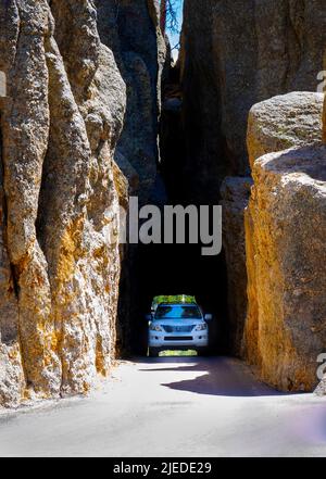 Auto a Needles Eye Tunnel sulla Needles Highway nel Custer state Park nelle Black Hills del South Dakota USA Foto Stock