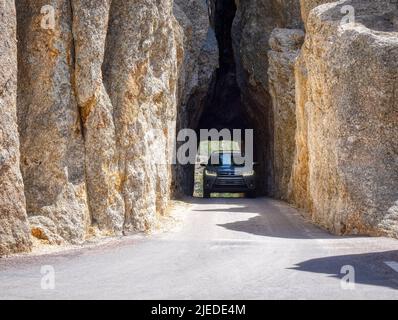 Auto a Needles Eye Tunnel sulla Needles Highway nel Custer state Park nelle Black Hills del South Dakota USA Foto Stock