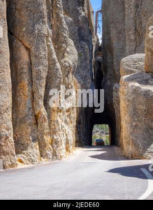 Auto a Needles Eye Tunnel sulla Needles Highway nel Custer state Park nelle Black Hills del South Dakota USA Foto Stock