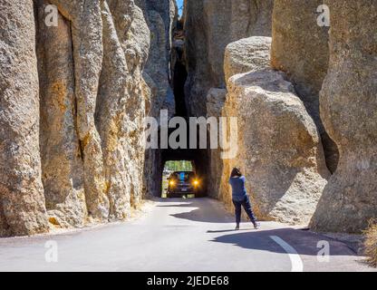 Auto a Needles Eye Tunnel sulla Needles Highway nel Custer state Park nelle Black Hills del South Dakota USA Foto Stock