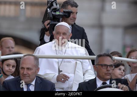 Città del Vaticano, Vaticano. 25 giugno 2022. Papa Francesco arriva in Piazza San Pietro per partecipare ad una messa in occasione dell'incontro Mondiale delle famiglie del 10th. Credit: Maria Grazia Picciarella/Alamy Live News Foto Stock