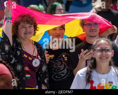 Wilkes barre, Stati Uniti. 26th giugno 2022. Un gruppo si protegge dal sole mentre ascolta gli annunci per il partito gay Pride. Wilkes-barre, Pennsylvania, ha tenuto la sua prima Parata Gay Pride. La sfilata ha fatto la sua strada lungo Main Street e sulla Piazza pubblica, dove si poteva trovare una festa tra cui spettacoli di trascinamento, cabine informative e informazioni LGBTQIA. (Foto di Aimee Dilger/SOPA Images/Sipa USA) Credit: Sipa USA/Alamy Live News Foto Stock