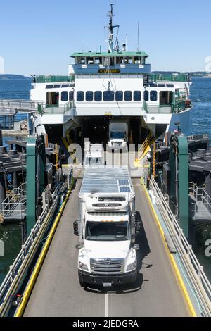 Mukilteo, WA, USA - 25 giugno 2022; camion bianco che scarica da Washington state Ferry MV Kitsap alla rampa di carico a Mukilteo Foto Stock