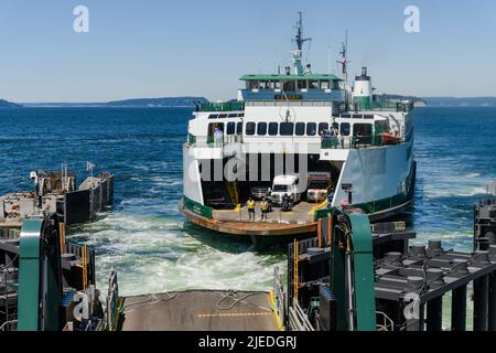 Mukilteo, WA, USA - 25 giugno 2022; Washington state Ferry MV Kitsap si avvicina al molo di Mukilteo in un soleggiato pomeriggio estivo Foto Stock