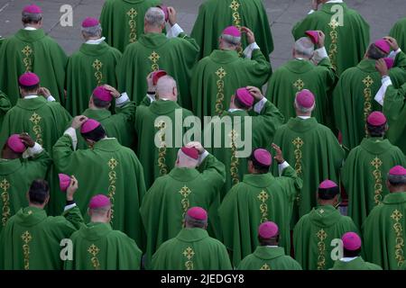 Città del Vaticano, Vaticano. 25 giugno 2022. I Vescovi partecipano alla Santa Messa in Piazza San Pietro in occasione dell'incontro Mondiale delle famiglie del 10th. Credit: Maria Grazia Picciarella/Alamy Live News Foto Stock