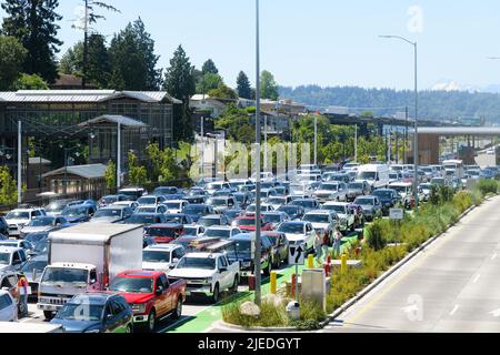 Mukilteo, WA, USA - 25 giugno 2022; turisti e lavoratori aspettano il sole caldo al molo dei traghetti di Mukilteo in un soleggiato venerdì pomeriggio d'estate Foto Stock