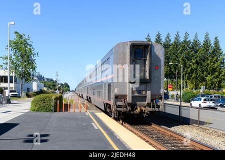 Edmonds, WA, USA - 24 giugno 2022; vista posteriore del treno Amtrak Empire Builder che parte dalla stazione di Edmonds in direzione sud Foto Stock