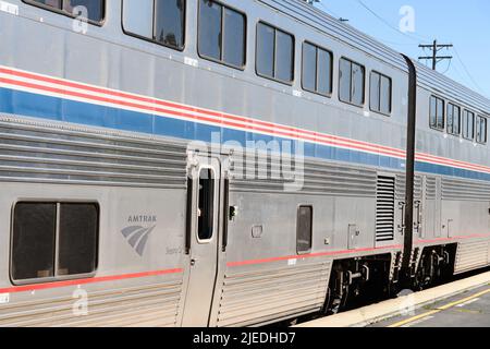 Edmonds, WA, USA - 24 giugno 2022; treno passeggeri Amtrak in auto a bordo piattaforma a Edmonds Washington Foto Stock