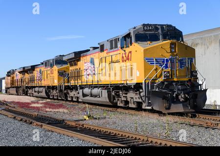 Seattle - 25 giugno 2022; tre locomotive Union Pacific in attesa a Seattle sotto un cielo blu in una mattinata estiva con pista aggiuntiva Foto Stock