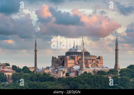 Hagia Sophia al tramonto, l'ex cattedrale e la moschea ottomana a Istambul, Turchia Foto Stock