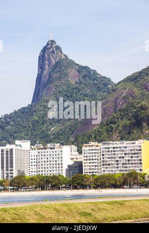 Cristo Redentore a Rio de Janeiro, Brasile - 13 agosto 2017 : Statua di Cristo Redentore vista da Aterro do Flamengo a Rio de Janeiro. Foto Stock