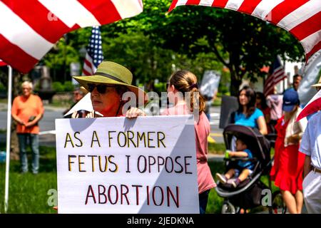 Milford, Stati Uniti. 26th giugno 2022. Una donna ha una targhetta che dice: “Come ex feto mi oppongo all’aborto” in un rally pro-choice. Credit: SOPA Images Limited/Alamy Live News Foto Stock