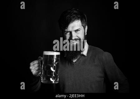 La celebrazione oktoberfest concetto festival. Birra in Belgio. Uomo che tiene una tazza di birra. Uomo con birra. Uomo anziano che beve birra con viso a sorpresa. Foto Stock