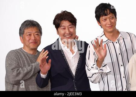 Canzone Kang-ho, Gang Dong-Won e direttore Hirokazu Kore-eda partecipano al palco di saluto evento per 'Broker' il 26 giugno 2022, a Tokyo, Giappone. Credit: Naoki Nishimura/AFLO/Alamy Live News Foto Stock