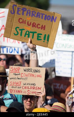 26 giugno 2022: I partecipanti protestano al Beto o'Rourke Rally per la libertà riproduttiva in risposta diretta alla decisione suprema della CourtÕs di rovesci Roe contro Wade al Pan American Neighborhood Park. Austin, Texas. Mario Cantu/CSM Foto Stock