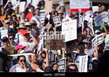 26 giugno 2022: I partecipanti protestano al Beto o'Rourke Rally per la libertà riproduttiva in risposta diretta alla decisione suprema della CourtÕs di rovesci Roe contro Wade al Pan American Neighborhood Park. Austin, Texas. Mario Cantu/CSM Foto Stock