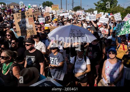 26 giugno 2022: I partecipanti protestano al Beto o'Rourke Rally per la libertà riproduttiva in risposta diretta alla decisione suprema della CourtÕs di rovesci Roe contro Wade al Pan American Neighborhood Park. Austin, Texas. Mario Cantu/CSM Foto Stock