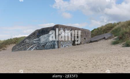 Rovina di bunker sulla costa del mare nord sulla spiaggia con paesaggio di dune vicino a Dunkirk, Bray-Dunes, Francia Foto Stock