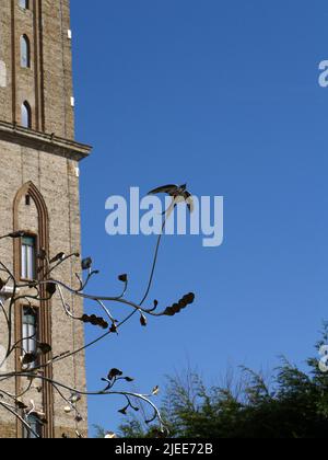 Un albero di metallo insolito con uccelli nei pressi di Peterson's Folly, noto anche come Sway Tower, Sway, New Forest, Hampshire, Regno Unito Foto Stock