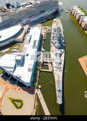 Foto aerea del drone della USS Wisconsin BB-64 Norfolk VA USA Foto Stock