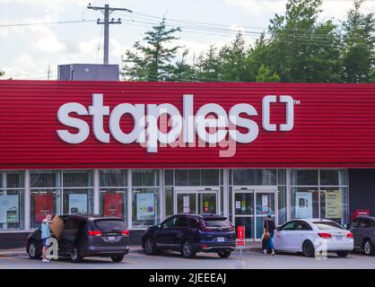 Punti metallici Storefront. Staples è un'azienda americana specializzata in forniture per ufficio. HALIFAX, NOVA SCOTIA, CANADA Foto Stock