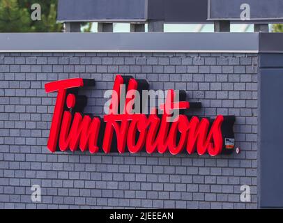 Tim Hortons segno sul negozio. La catena di ristoranti a servizio rapido del Canada, akaTim's o Timmies, serve caffè, ciambelle, ecc., Halifax, Nuova Scozia, Canada Foto Stock