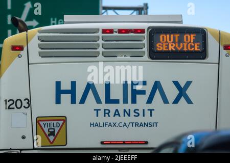 Halifax autobus di trasporto pubblico con informazioni fuori servizio visualizzate. HALIFAX, NOVA SCOTIA, CANADA - GIUGNO 2022 Foto Stock